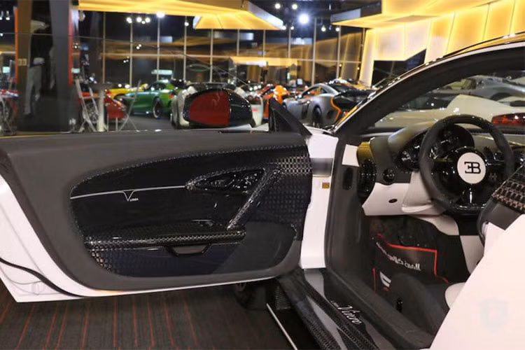 Nội thất Bugatti Veyron Linea Vivere độ Mansory bọc da 2 màu trắng và đen gây ấn tượng mạnh, khá phù hợp với màu ngoại thất của xe. Các đường chỉ may ở lưng ghế ngồi hình chữ V viết tắt của Vivere. Phía trên có logo thương hiệu cùng dòng chữ Mansory màu trắng.