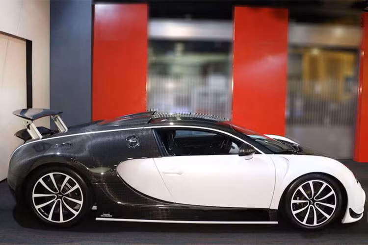 Siêu xe được mệnh danh "ông hoàng tốc độ" Bugatti Veyron này sở hữu gói độ ngoại thất của hãng Mansory. Đại lý siêu xe Al Ain Class Motors đang rao bán chiếc Bugatti Veyron độ Mansory với mức giá 1.985 triệu Euro, tương đương 2,45 triệu USD (tương đương 55,7 tỷ đồng).