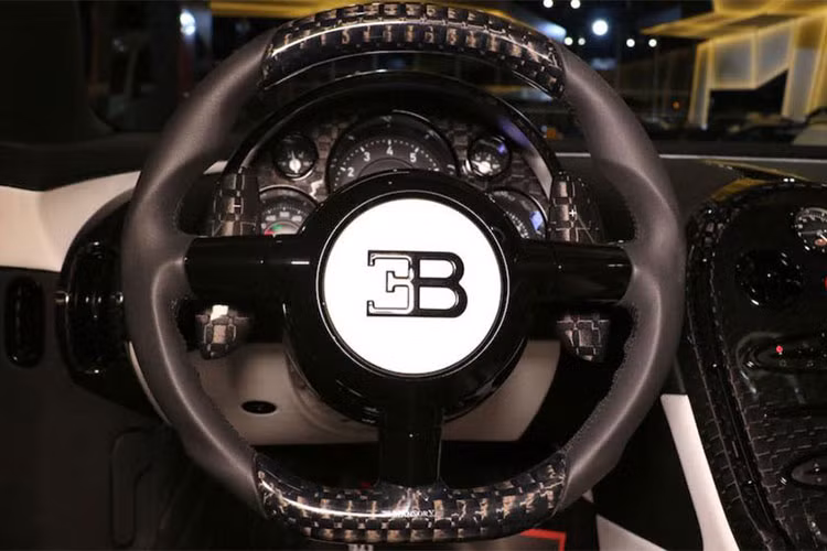 Bugatti Veyron lúc mới ra mắt đã khiến các tay mê tốc độ sững sốt khi trang bị "cổ máy" đầy mạnh mẽ đến từ khối động cơ 16 xy-lanh xếp hình chữ W, dung tích 8 lít, 64 van, 4 trục cam, 4 bộ tăng áp, sản sinh công suất tối đa 1.001 mã lực và mô-men xoắn cực đại 1.250 Nm.