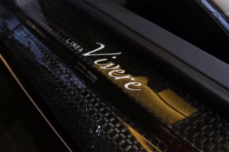 Mở cửa xe, dòng chữ Linea Vivere được khắc màu trắng trên nền sợi carbon bóng đã gây ấn tượng. Qua đó, cũng khẳng định đây là 1 trong 2 chiếc Bugatti Veyron Linea Vivere độ Mansory trên thế giới xuất xưởng.