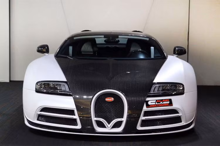 Được biết, hãng độ nổi tiếng đến từ Đức đặt tên cho bản độ của mình là Bugatti Veyron Linea Vivere với điểm nhấn chính là ngoại thất và cả bên trong khoang lái "ông hoàng tốc độ" này được phối 2 màu đối lập là trắng và sợi carbon đen bóng.