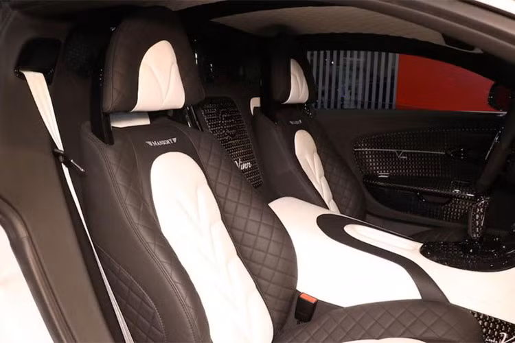 Theo đại lý đang bán ra siêu xe triệu USD này thì "ông hoàng tốc độ" Bugatti Veyron độ Mansory này thuộc đời 2006 và nó đã lăn bánh được quãng đường dài 3.293 miles hoặc 5.300 km (khá ít khi sử dụng).