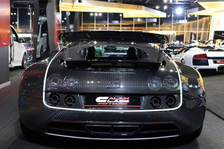 Nhìn từ phía đuôi xe, Bugatti Veyron được hãng độ Mansory làm mới hoàn toàn bằng các vật liệu từ sợi carbon bóng. Điểm nhấn có thể kể đến 1 đường sọc trắng chạy dọc đuôi xe khiến nó khác lạ hơn so với trước.