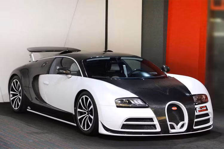 Bugatti Veyron ra mắt lần đầu tiên vào năm 2005 và 10 năm sau đó, mẫu siêu xe triệu USD này kết thúc dòng đời để nhường chỗ cho Bugatti Chiron "tân vương tốc độ" kế nhiệm. Trong 10 năm được sản xuất, có tổng cộng 450 chiếc Veyron "ra đời" và Việt Nam có duý nhất 1 chiếc.