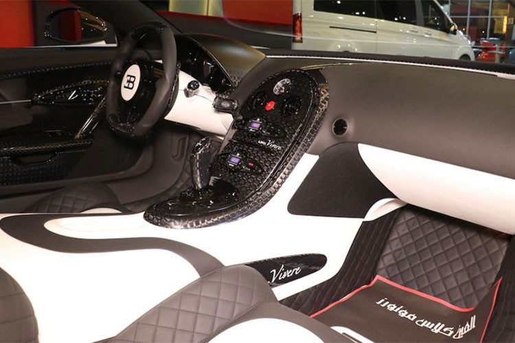 Khối động cơ trên kết hợp cùng hộp số 7 cấp giúp Bugatti Veyron chỉ mất chưa đầy 2,5 giây là có thể tăng tốc lên 100 km/h từ vị trí xuất phát. Từ 0-200 km/h "ông hoàng tốc độ" tốn khoảng thời gian 3,8 giây. Tốc độ tối đa trên Bugatti Veyron bản tiêu chuẩn là 408.84 km/h.