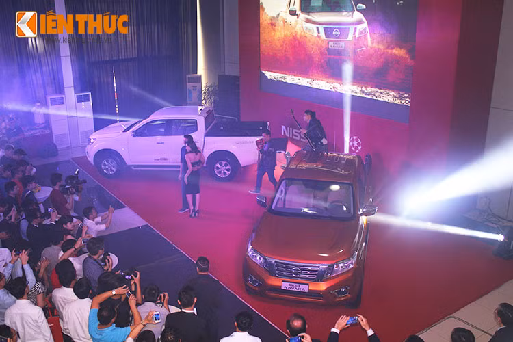 Phiên bản NP300 Navara EL một cầu số tự động mới là chiếc bán tải đầu tiên và duy nhất trong phân khúc này tại Việt Nam được trang bị hộp số tự động 7 cấp mang lại cảm giác lái chân thực, sang số chính xác và mượt mà đồng thời giúp tăng tốc êm ái và tiết kiệm nhiên liệu hơn.