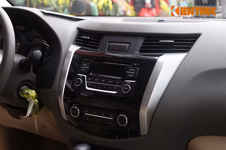 Trên phiên bản mới này, toàn bộ ghế được bọc da màu be sang trọng, vô lăng thể thao 3 cháu bao gồm nhiều nút bấm chức năng có cả tính năng Cruise Control, điều chỉnh hệ thống âm thanh,…