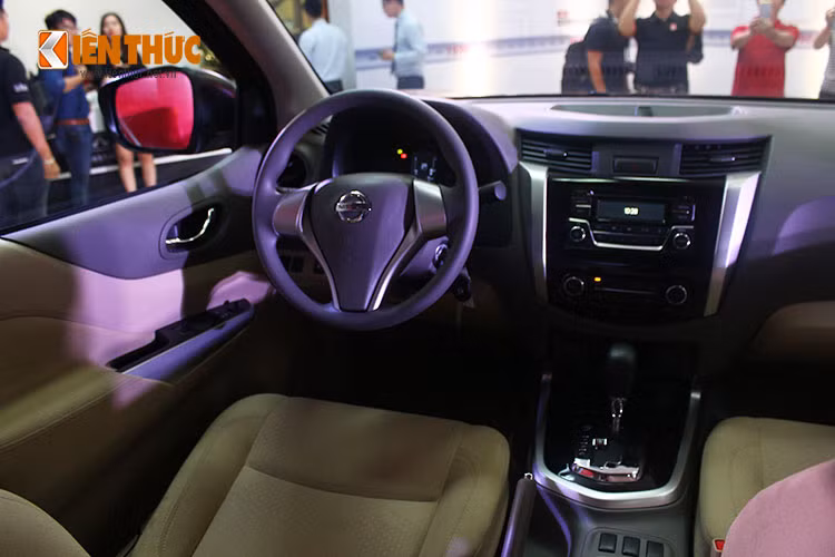 Bên trong nội thất, xe đồng thời mang theo nó những trang bị của một chiếc bán tải hiện đại với những tính năng thông minh và tiện nghi cao cấp. Mẫu bán tải mới nhà Nissan được trang bị thêm cửa gió điều hòa hàng ghế thứ hai.