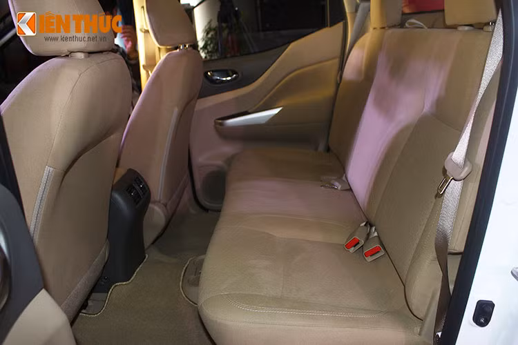 Ngoài ra, hệ khung dầm chính dạng hộp kín giúp tăng cường độ cứng cáp và bền bỉ cùng cấu trúc khung xe ZONE BODY. Các tính năng an toàn hiện đại nhất cũng xuất hiện trên mẫu bán tải này như hệ thống phanh ABS, EBD, BA, 2 túi khí, dây đai an toàn 3x3, chống trộm với immobilizer.