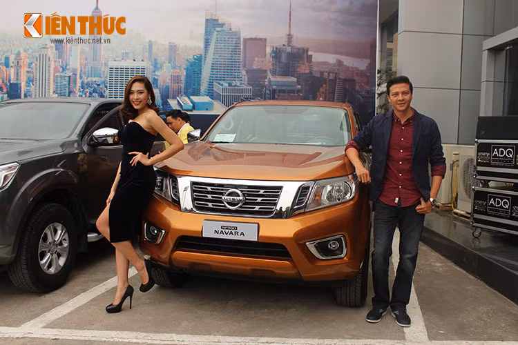 Về ngoại hình, phiên bản mới NP300 Navara EL kế thừa những đặc trưng vốn có của dòng bán tải truyền thống. Đó là những nét thiết kế mạnh mẽ, góc cạnh, gầm cao phù hợp với mọi loại địa hình. Navara mới sở hữu ích thước (dài x rộng x cao): 5255mm x 1850mm x 1810mm, chiều dài cơ sở 1570mm.