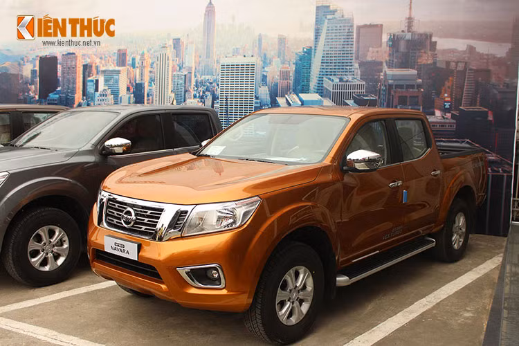 NP300 Navara EL vẫn giữ lại được ngôn ngữ thiết kế đặc trưng của Nissan với những đường cong mượt mà với các đường gân nổi mạnh mẽ. Độ cao trần xe được giảm bớt, trong khi khoảng sáng gầm xe được tăng thêm nên xe có được hình dáng bệ vệ, cứng cáp vốn có của một chiếc pick-up.