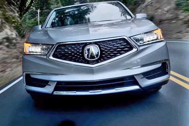 Với đời 2018, Acura đã bổ sung cho xe 2 sắc màu đỏ mới là Basque Red Pearl II và San Marino Red. Mẫu xe SUV hạng sang này được thiết kế đặc trưng là cụm lưới tản nhiệt hình ngũ giác, phong cách mới của Acura.