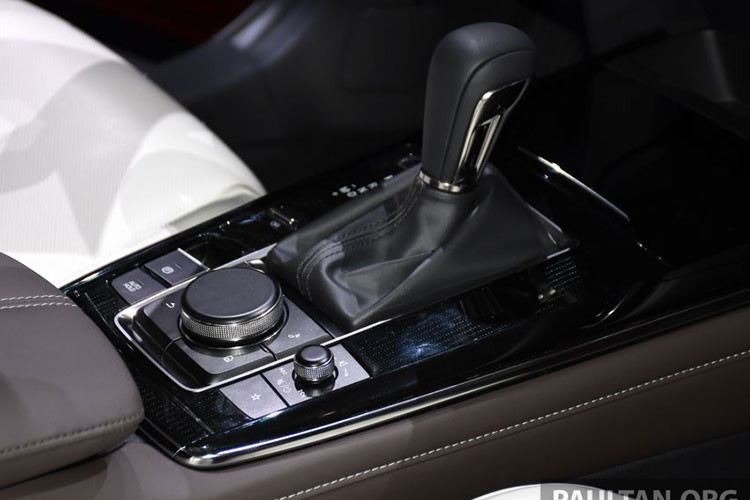 Để đảm bảo an toàn cho người dùng, hãng Mazda trang bị những tính năng như túi khí trước, bên sườn, rèm, túi khí đầu gối người lái, hệ thống chống bó cứng phanh ABS, phân bổ lực phanh điện tử, hỗ trợ phanh khẩn cấp, kiểm soát lực kéo, hỗ trợ khởi hành ngang dốc, đèn cảnh báo dừng khẩn cấp, tính năng tạm giữ phanh Auto Hold, khóa cửa tự động và cảnh báo thắt dây an toàn tiêu chuẩn cho CX-30 tại Malaysia.