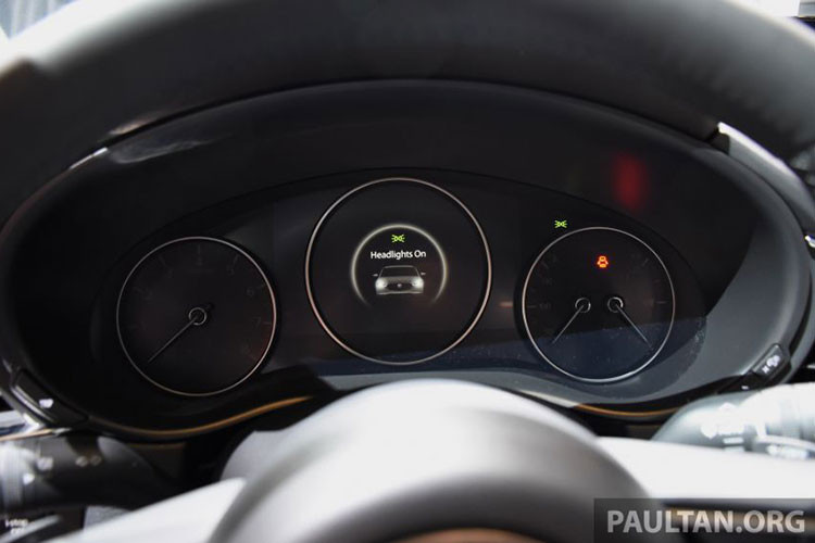 Trong khi đó, điều hòa tự động 2 vùng với cửa gió và nút chỉnh ở hàng ghế sau, ghế lái chỉnh điện 10 hướng, nhớ 2 vị trí hay ghế bọc da chỉ có trên bản 2.0 High và 1.8D High. Nguồn cung cấp sức mạnh cho Mazda CX-30 tại Malaysia là 2 tùy chọn động cơ. Cả hai động cơ đều đồng hành với hộp số tự động 6 cấp và hệ dẫn động cầu trước.