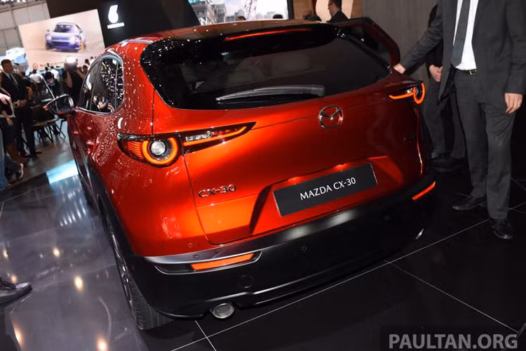 Trong khi đó, bản 2.0 High và 1.8D High lại dùng đèn pha Signature LED, đèn hậu LED, mở cửa không cần chìa khóa, cửa cốp tự động cũng như cảm biến đỗ xe trước/sau. Đằng sau hàng ghế thứ 2 là khoang hành lý có thể tích 430 lít. Nếu hàng ghế sau gập xuống, sẽ tăng lên 1.432 lít.