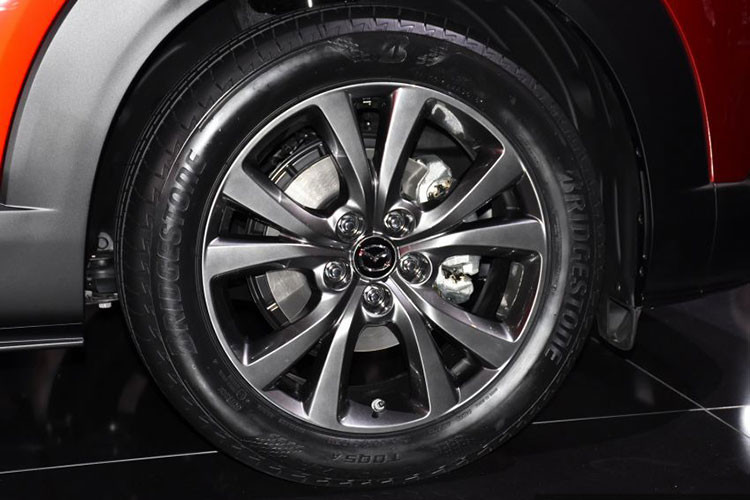 Bên sườn, Mazda CX-30 trông khác biệt so với CX-5, đặc biệt là hình chữ "S" trên cửa. Hình chữ S này được tạo ra nhờ sự kết hợp giữa khoảng trống, những đường cong cũng như ánh sáng và bóng tối. Xe còn được trang bị nóc dốc về phía sau như xe coupe, cột C ngả trước và các bộ vành có đường kính từ 16 - 18 inch.