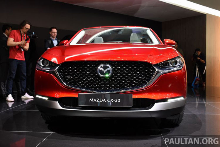 Mazda CX-30 tại Malaysia được trang bị đèn pha LED tự động, cần gạt nước tự động, cần gạt kính sau với hệ thống rửa kính, vành hợp kim 16 inch, lốp 215/65R16, gương ngoại thất chỉnh điện, gập điện, tích hợp đèn xi-nhan, cửa sổ trời và cánh gió mui ở bản tiêu chuẩn.