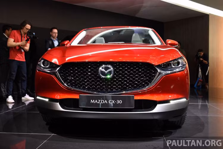 Mazda CX-30 tại Malaysia được trang bị đèn pha LED tự động, cần gạt nước tự động, cần gạt kính sau với hệ thống rửa kính, vành hợp kim 16 inch, lốp 215/65R16, gương ngoại thất chỉnh điện, gập điện, tích hợp đèn xi-nhan, cửa sổ trời và cánh gió mui ở bản tiêu chuẩn.