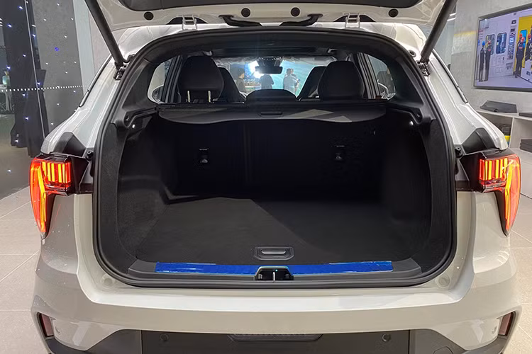 Động cơ xe Lynk &amp; Co 01 là cỗ máy xăng 2.0L tăng áp, sinh công suất 218 mã lực và mô-men xoắn 325 Nm, ghi nhận mạnh nhất phân khúc. Sức mạnh truyền đến các bánh trước thông qua hộp số 8 cấp. Mức tiêu thụ nhiên liệu trung bình của xe là 7,4 lít/100 km.