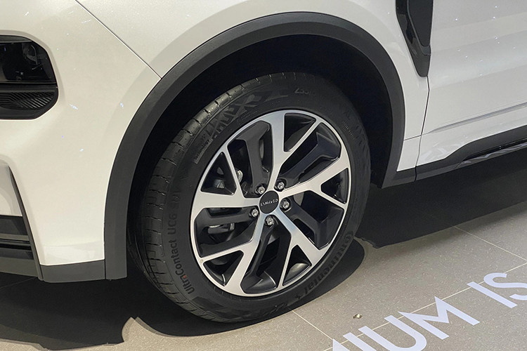 Chạy dọc thân xe là những đường gân dập nổi khỏe khoắn cùng bộ la-zăng 19 inch tạo hình bắt mắt. Gương chiếu hậu ngoài và tay nắm cửa đồng bộ thân xe. Phía trên có thanh giá nóc, gia tăng tính tiện dụng cho người dùng xe 01.