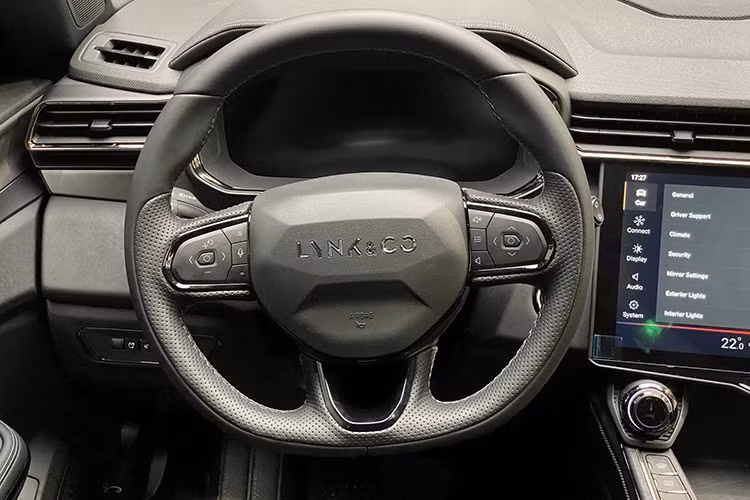 Đi cùng với đó là loạt tiện nghi hiện đại khác như: Gương chiếu hậu trung tâm chống chói tự động; Cần số điện tử; Phanh đỗ điện tử; Điều hòa tự động 2 vùng độc lập; Âm thanh 8 loa; Cửa sổ trời toàn cảnh.