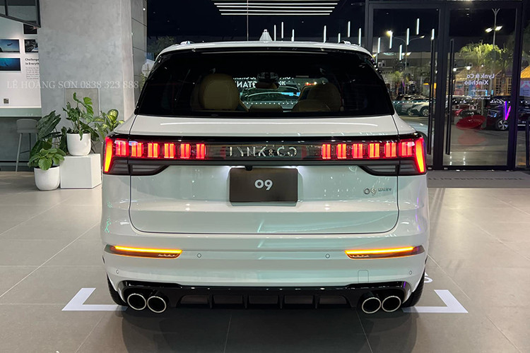 Lynk &amp; Co 01 được trang bị tới 20 tính năng an toàn tiên tiến, trong đó có thể kể đến như camera 360 độ, cảm biến va chạm sau, giám sát áp suất lốp; ổn định thân xe điện tử ESP 9.3 của Bosch...