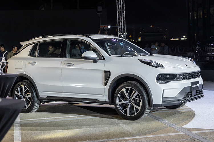 Mới đây, thương hiệu Lynk &amp; Co Việt Nam đã chính thức công bố giá bán cho mẫu xe 01. Theo đó, cũng giống "đàn anh" 09, mẫu xe Lynk &amp; Co 01 2024 mới chỉ có duy nhất 1 phiên bản cùng giá bán 999 triệu đồng.