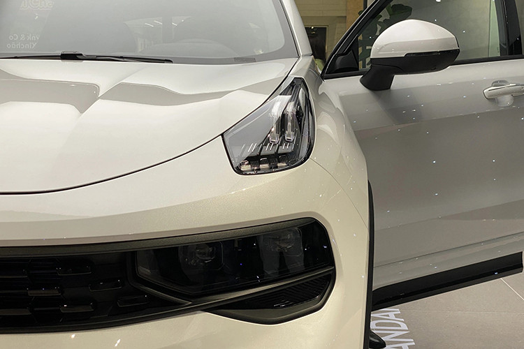 Diện mạo của mấu xe SUV Lynk &amp; Co 01 nổi bật với những đường nét mạnh mẽ, chắc chắn và cao cấp. Khu vực đầu xe gây ấn tượng với lưới tản nhiệt Urban Matrix sơn đen bóng. Đèn pha ẩn mình trong tản nhiệt hiện đại.