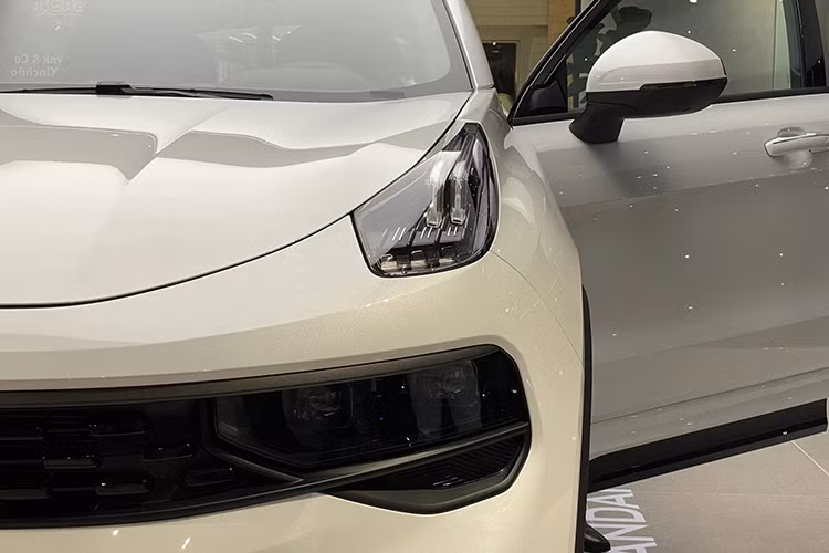 Diện mạo của mấu xe SUV Lynk &amp; Co 01 nổi bật với những đường nét mạnh mẽ, chắc chắn và cao cấp. Khu vực đầu xe gây ấn tượng với lưới tản nhiệt Urban Matrix sơn đen bóng. Đèn pha ẩn mình trong tản nhiệt hiện đại.