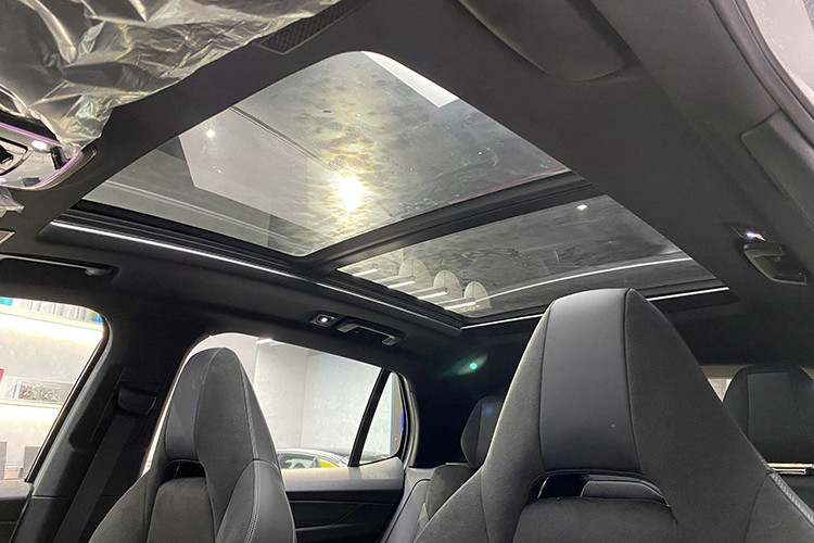 Xe có kết cấu 2 hàng ghế, 5 chỗ ngồi. Toàn bộ ghế xe đều bọc da, trong đó, ghế lái có chức năng chỉnh điện 8 hướng; ghế phụ chỉnh cơ 6 hướng.