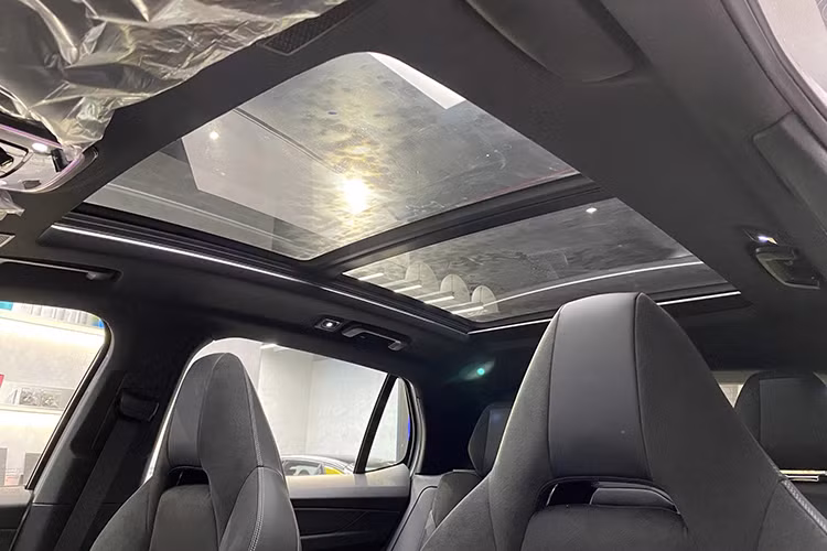 Xe có kết cấu 2 hàng ghế, 5 chỗ ngồi. Toàn bộ ghế xe đều bọc da, trong đó, ghế lái có chức năng chỉnh điện 8 hướng; ghế phụ chỉnh cơ 6 hướng.