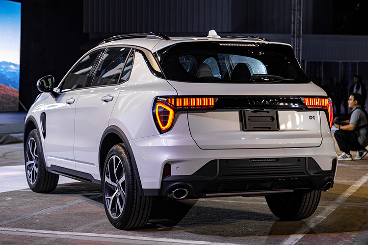 Được định vị tại phân khúc cận cao cấp nên đối thủ trực tiếp của mẫu xe SUV Lynk &amp; Co 01 tại Việt Nam hiện nay là Volvo XC40. Xét về giá bán lẻ khuyến nghị chính hãng, 01 đang có lợi thế hơn XC40 (1,79 tỷ đồng) rất nhiều khi rẻ hơn tới 791 triệu đồng.