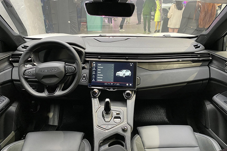 Khoang nội thất Lynk &amp; Co 01 phát triển theo hướng tối giản nhưng hiện đại với việc tiết chế tối đa các phím bấm vật lý. Điểm gây chú ý lớn nhất ở nơi đây thuộc về cặp đôi màn hình kích thước lớn, gồm màn hình 12,3 inch sau vô lăng và màn hình cảm ứng trung tâm 12,8 inch, hỗ trợ kết nối Apple CarPlay/Android Auto.