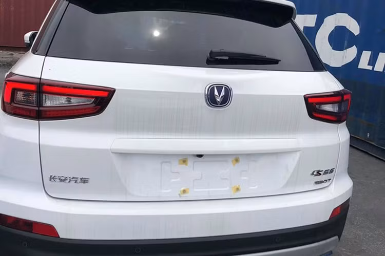 Thiết kế của Changan CS55 có đặc trưng riêng, không trộn lẫn với các dòng xe khác trên Thế Giới, các điểm đáng chú ý như mâm đúc 18 inch, đèn pha LED, đèn hậu LED, kích thước dài x rộng x cao lần lượt là 4.500 x 1.855 x 1.690 mm, chiều dài cơ sở đạt 2.650 mm. Kích thước này có thể nói là to hơn đôi chút so với các đối thủ trực tiếp là Hyundai Kona hay Honda HR-V. 