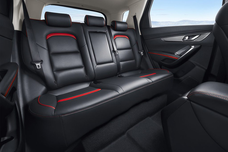 Các trang thiết bị có mặt bên trong mẫu xe Changan CS55 2019 mới này cũng đã được khách hàng Trung Quốc trải nghiệm và đánh giá cao, thậm chí là chả năng vận hành,... mặc dù không quá nổi bật về sức mạnh.