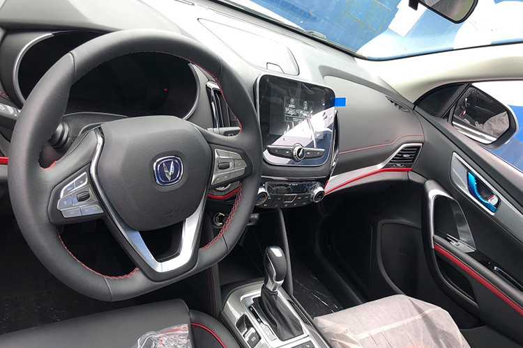 Nội thất bên trong thiết kế theo xu hướng hiện đại, nhiều tiện nghi nổi bật như chìa khóa thông minh, điều hòa tự động, phanh tay điện tử, màn hình giải trí cảm ứng, đồng hồ đa thông tin màn hình màu, ghế ngồi bọc da cao cấp viền chỉ màu đỏ,…