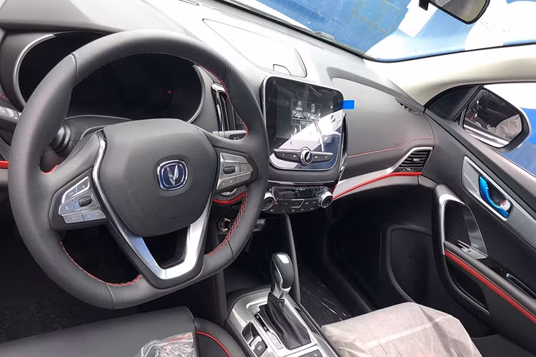 Nội thất bên trong thiết kế theo xu hướng hiện đại, nhiều tiện nghi nổi bật như chìa khóa thông minh, điều hòa tự động, phanh tay điện tử, màn hình giải trí cảm ứng, đồng hồ đa thông tin màn hình màu, ghế ngồi bọc da cao cấp viền chỉ màu đỏ,…
