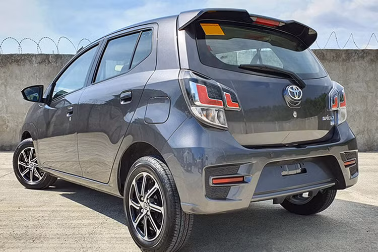 Mẫu Toyota Agya 2020 vừa ra mắt tại Indonesia còn cho thấy sự thay đổi về ngoại thất của Wigo 2020 sắp về Việt Nam. Phần đầu xe được thiết kế lại với lưới tản nhiệt góc cạnh hơn. Cản sau chỉ có thay đổi nhỏ ở khu vực gắn biển số. Bộ vành giữ nguyên kích thước 14 inch nhưng thay đổi thiết kế với 7 nan mảnh, phay xước, phối 2 tông màu tương phản.