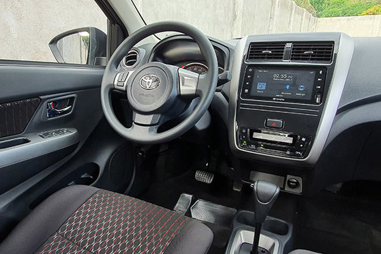 Đáng tiếc, cụm đèn chiếu sáng chính của Toyota Wigo thế hệ mới sẽ vẫn là projector với bóng halogen. Đèn hậu LED. Xi-nhan gương được giấu tinh tế hơn. Về tổng thể nội thất, các thiết kế gần như được giữ nguyên so với phiên bản đang bán ra tại thị trường Việt.