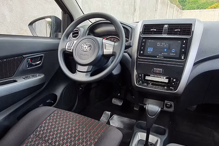 Đáng tiếc, cụm đèn chiếu sáng chính của Toyota Wigo thế hệ mới sẽ vẫn là projector với bóng halogen. Đèn hậu LED. Xi-nhan gương được giấu tinh tế hơn. Về tổng thể nội thất, các thiết kế gần như được giữ nguyên so với phiên bản đang bán ra tại thị trường Việt.