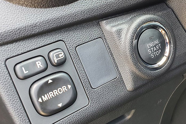 Phiên bản cao cấp vẫn sử dụng vật liệu nỉ chứ chưa được thay bằng da như các mẫu xe Hàn Quốc. Hàng ghế trước vẫn là loại tựa đầu liền thân. Điểm mới đến từ màn hình, điều hoà và nút bấm đề nổ.