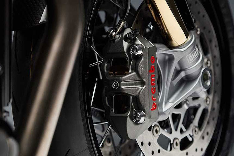 Ở phía trước, hệ thống phuộc USD Showa nguyên bản của Thruxton R này đã được thay bằng cặp giảm xóc Ohlins mới cao cấp hơn. Do vốn Thruxton R vốn đã có phuộc sau Ohlins nên Triumph đã giữ nguyên chi tiết này trên Thruxton TFC. Hệ thống phanh cũng gần như không có sự thay đổi với cặp heo trước Brembo M4, heo sau Nissin.