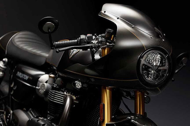 Đầu tiên, toàn bộ phần quây gió của chiếc Triumph Thruxton TFC cafe racer độ chính hãng cùng với dè trước, ốp yên solo và cặp chắn gót trên dàn để chân của xe đều đã được làm từ sợi carbon, khiến trọng lượng của xe được giảm xuống thêm 10kg.