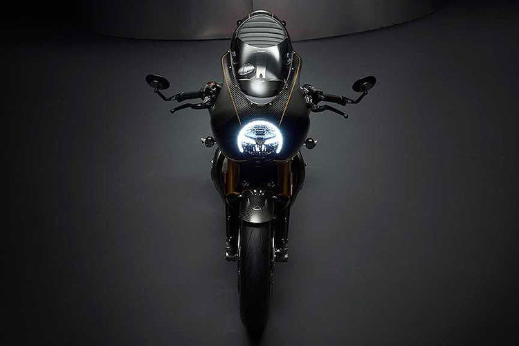 Nếu chỉ nhìn lướt qua, trông Thruxton TFC có vẻ chỉ đơn thuần là một chiếc Thruxton R bình thường được trang bị quây gió phụ kiện Monza và sơn màu đen mờ mạnh mẽ. Tuy nhiên phải tới gần và để mắt kỹ hơn, những người yêu xe mới có thể nhận ra các thay đổi đặc biệt chỉ có trên phiên bản này.