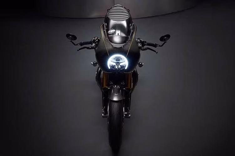 Nếu chỉ nhìn lướt qua, trông Thruxton TFC có vẻ chỉ đơn thuần là một chiếc Thruxton R bình thường được trang bị quây gió phụ kiện Monza và sơn màu đen mờ mạnh mẽ. Tuy nhiên phải tới gần và để mắt kỹ hơn, những người yêu xe mới có thể nhận ra các thay đổi đặc biệt chỉ có trên phiên bản này.