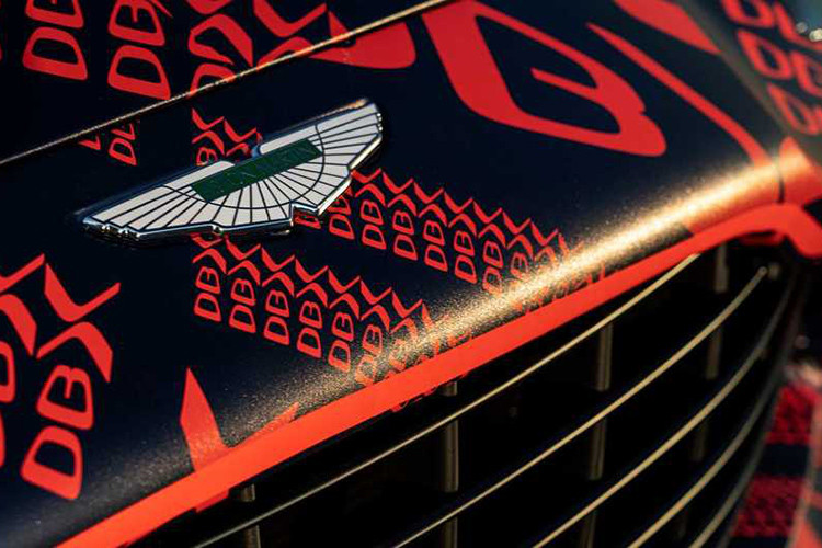 Aston Martin DBX 2020 mới cũng có thể được ra mắt một biến thể hybrid tiết kiệm nhiên liệu với sự hợp tác cùng Mercedes, cũng không ngoại lệ việc DBX sẽ có một phiên bản hiệu suất cao đáng mong chờ.