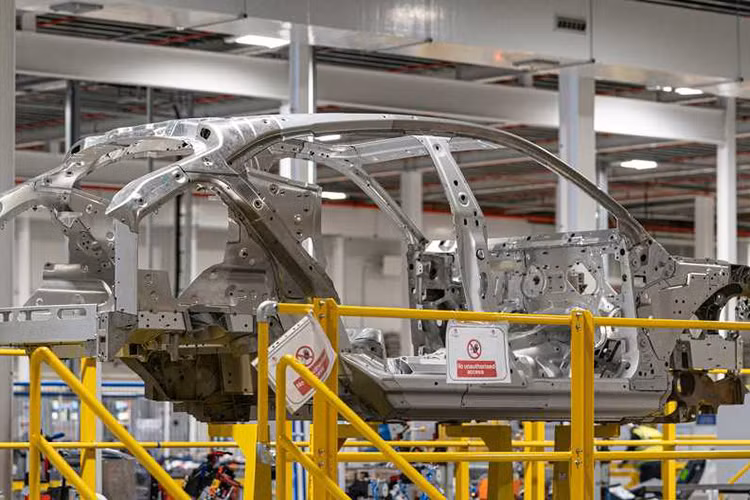 Nhà máy mới của Aston Martin giúp tạo ra rất nhiều việc làm mới cho người dân xứ Wales, khi mà lượng xe của hãng ngày càng bán chạy hơn.