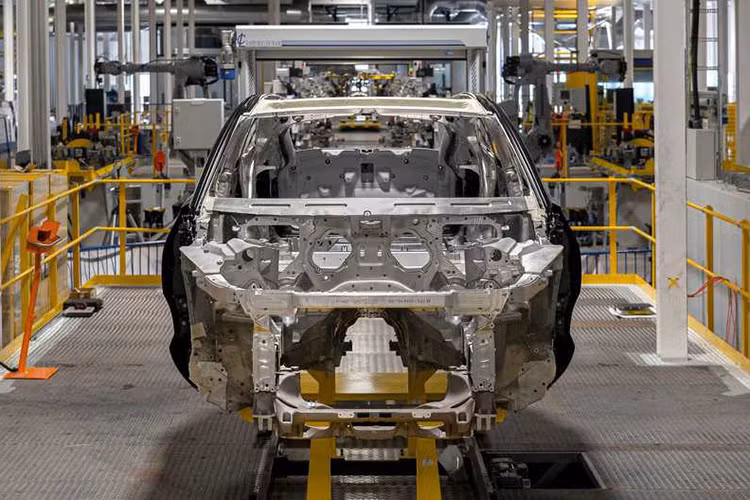 Ngoài Aston Martin DBX hoàn toàn mới, nhà máy này sẽ đảm nhiệm việc lắp ráp nhiều mẫu xe tương lai khác của Aston Martin, bao gồm cả mẫu xe điện giới hạn Rapid E và xe điện Lagonda sang trọng (vào năm 2021).