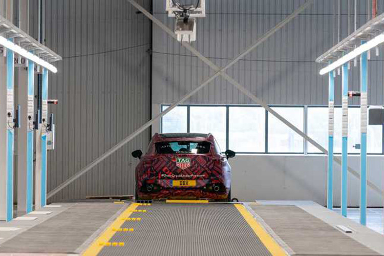 Các hình ảnh mới nhất của DBX bản tiền sản xuất cho thấy xe sẽ có khoang cabin lấy cảm hứng nhiều từ Mercedes, kiến trúc điện cũng được thừa hưởng từ thương hiệu ngôi sao ba cánh.