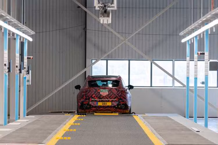 Các hình ảnh mới nhất của DBX bản tiền sản xuất cho thấy xe sẽ có khoang cabin lấy cảm hứng nhiều từ Mercedes, kiến trúc điện cũng được thừa hưởng từ thương hiệu ngôi sao ba cánh.